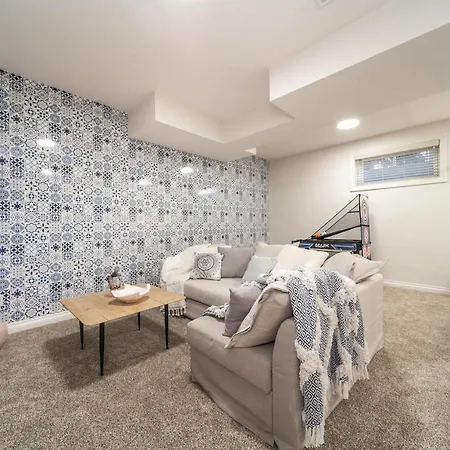 Mediterranean Oasis: King Suite with Jacuzzi & Entertainment Edmonton Exterior photo