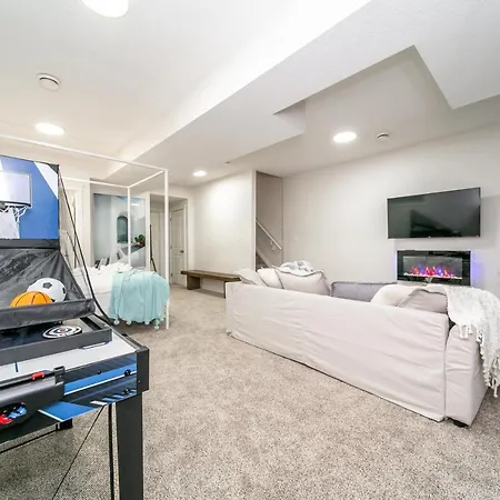 Mediterranean Oasis: King Suite with Jacuzzi & Entertainment Edmonton Exterior photo